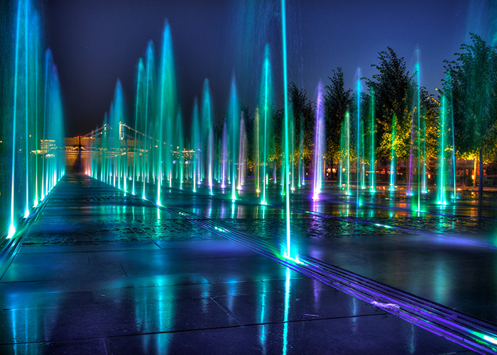 La fontaine musicale de danse de marbre coloré de lampes, allument la fontaine pour de la ville haute fournisseur